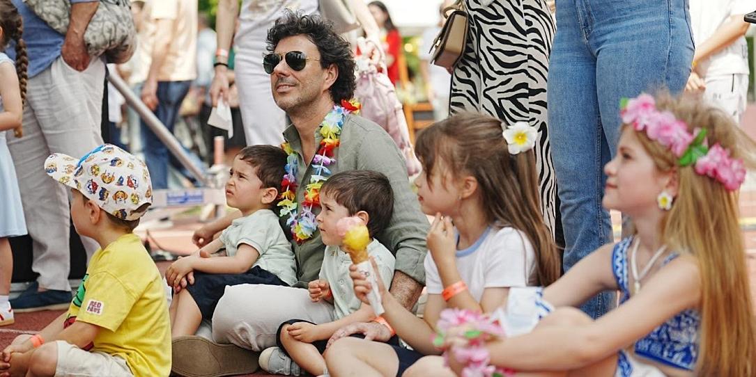 Cambridge School of Bucharest Summer Fair з гавайською тематикою, студенти та сім'ї на святкуванні