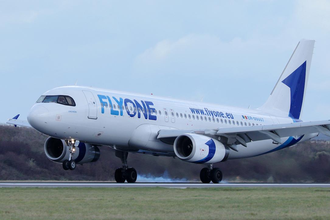 Самолёт авиакомпании Flyone в аэропорту