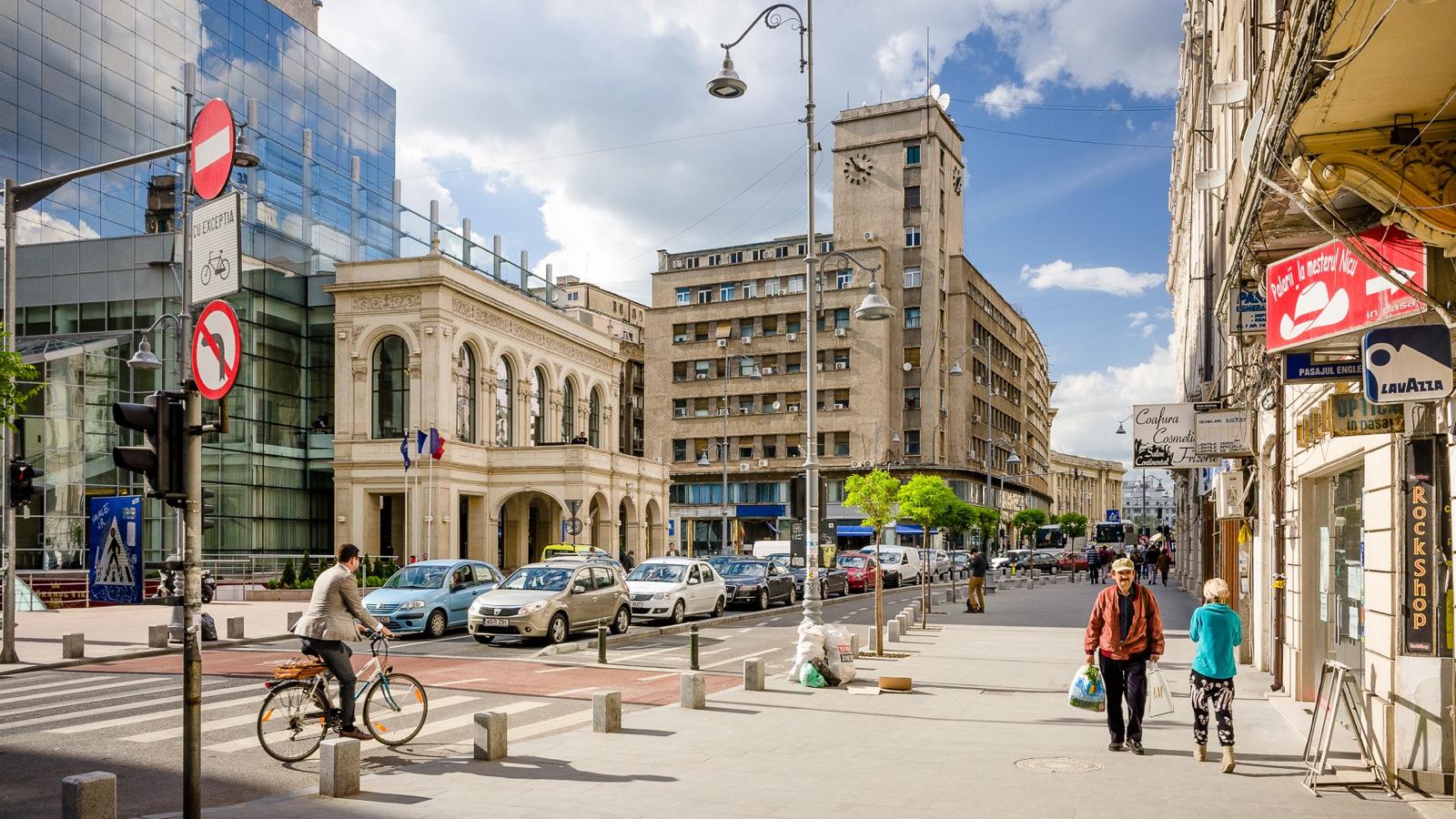 Площадь Национального театра в старом Бухаресте с каштанами и липами